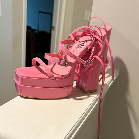 So Me Pink Platform Sandals with Strappy Design - Picture 4 of 4